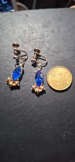 Earrings screw on