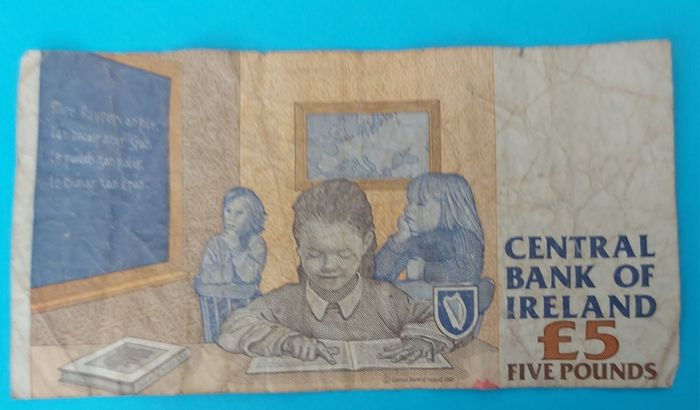 Irish 2 X 1998  Five Pound banknots in Fine  condition