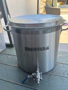 Home brew kettle with ball valve