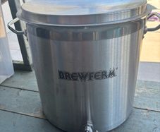 Home brew kettle with ball valve