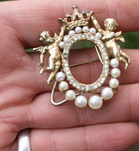 Vintage Brooch 2 Cherubs supporting Crown crystals and pearls - Photo frame