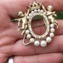 Vintage Brooch 2 Cherubs supporting Crown crystals and pearls - Photo frame Image 4