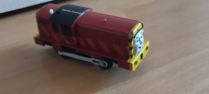 Thomas and friends Trackmaster Motorised trains with track and carriages