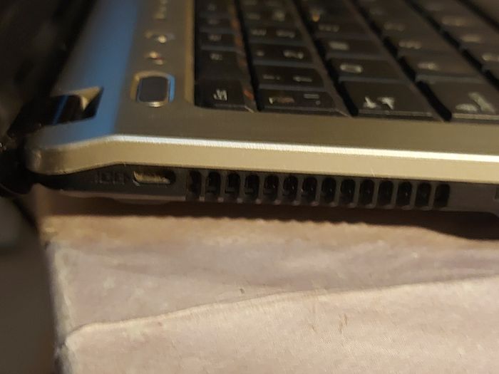 Lenovo Ideapad U350, Model 2963, Intel Core 2 Solo CPU U3500, 1.4GHz, 4GB Ram, 230GB SSD,  Windows 7 professional 32 bit, Opera, Firefox, Chrome and VLC
