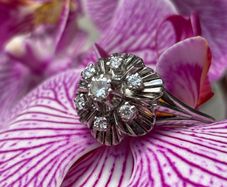Antique Art Deco 18ct Gold and  Diamond Daisy Ring