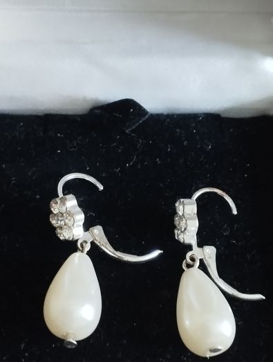 Elegant drop pearl earrings.