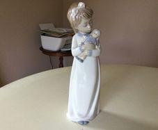 China - Nao/ Lladro Figurine,