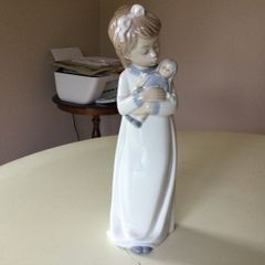 China - Nao/ Lladro Figurine,