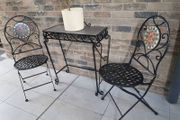 Table and chairs( can deliver)