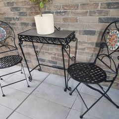 Table and chairs( can deliver)