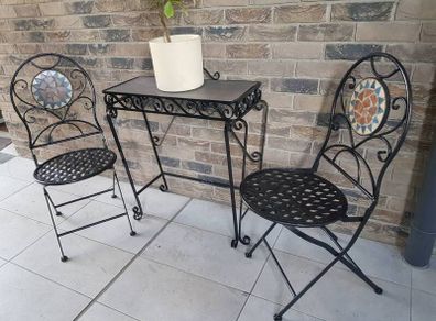 Table and chairs( can deliver)