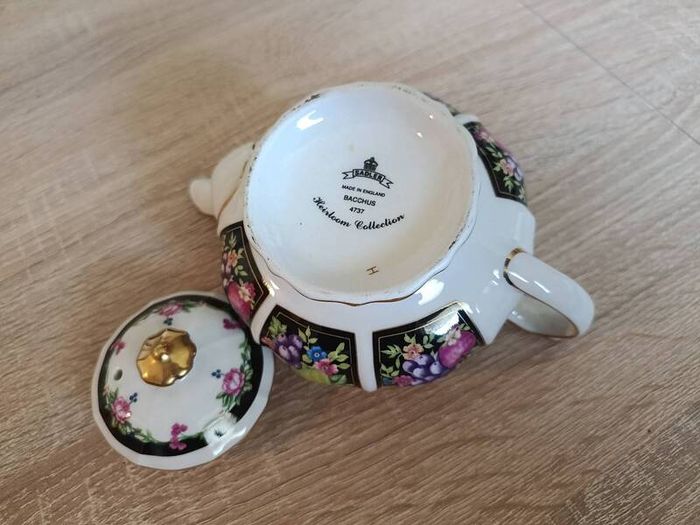 Sadler Heirloom Collection Bacchus 4737 Teapot