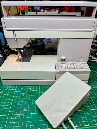 PFAFF 1051 Heavy Duty Sewing Machine - With IDT - Just serviced - Like new condition