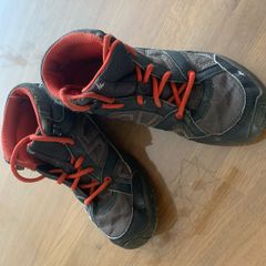 Kids hiking shoes