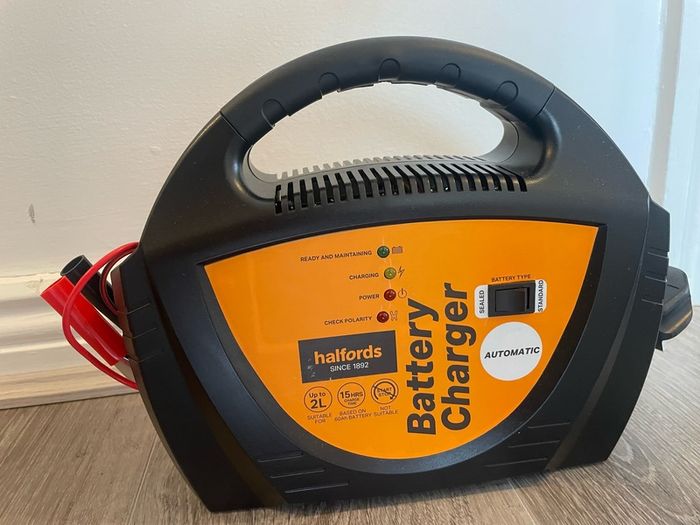 Halfords Automatic 12V Battery Charger