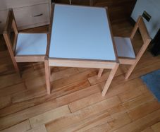 Toddler table with 2 chairs