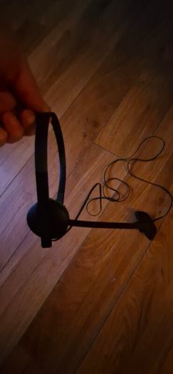 xbox 360 Accessory, headphone with mic and adapter to connect to joystick.