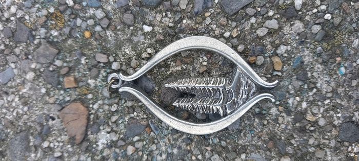 Vintage jewelry is sold individually for 5 to 10 euros