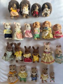 21 Sylvanian Families dolls