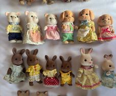 21 Sylvanian Families dolls