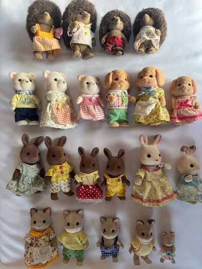 21 Sylvanian Families dolls
