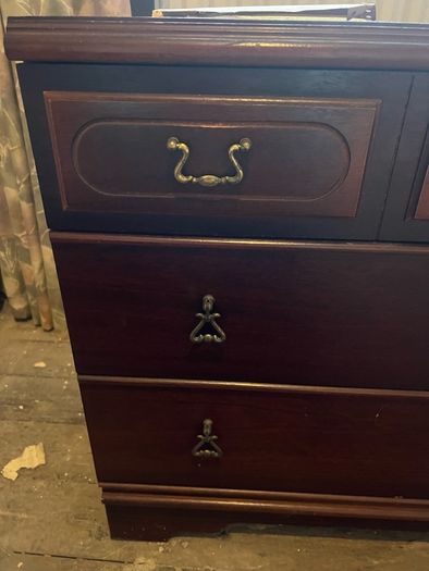 mahogony chest of drawers