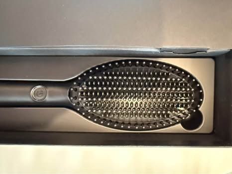 ALMOST NEW GHD Glide Smoothing Hot Brush