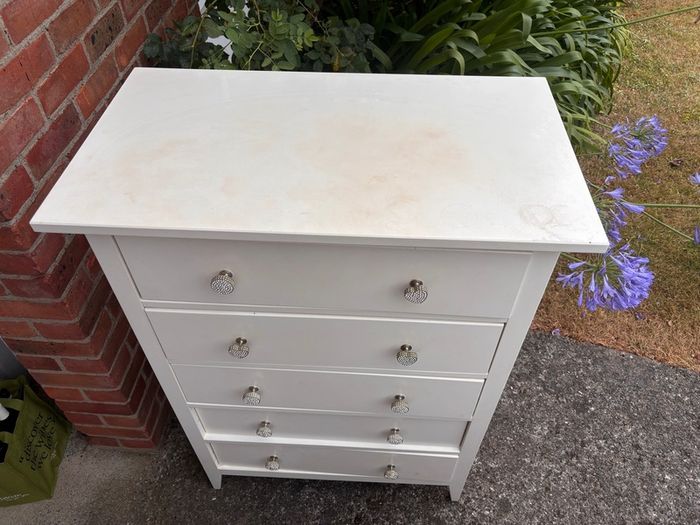 chest of drawers
