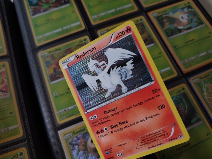 Reshiram ! Promo ! Holo ! Black and White Era ! 2011 ! Pokemon Card !
