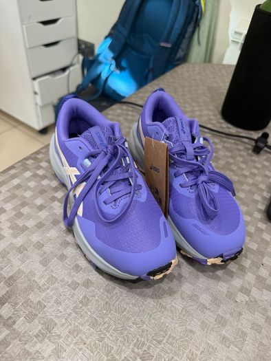 Brand new ASICS Pre Venture 11 GS kids running shoes / trainers.