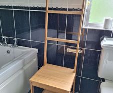 Bathroom towel stand