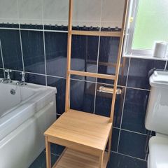 Bathroom towel stand