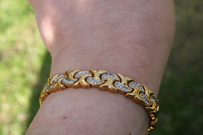gold tone bracelet