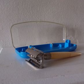 Vintage Gillette : Slim Twist Razor with Original Case - 1970s