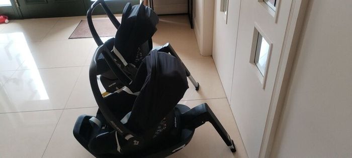 Two great condition car seats with Isofix bases