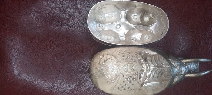Vintage jewelry is sold individually for 5 to 10 euros