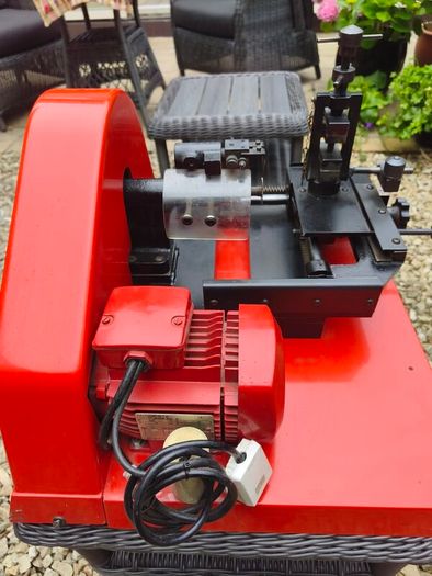 Key cutting/duplicating machine