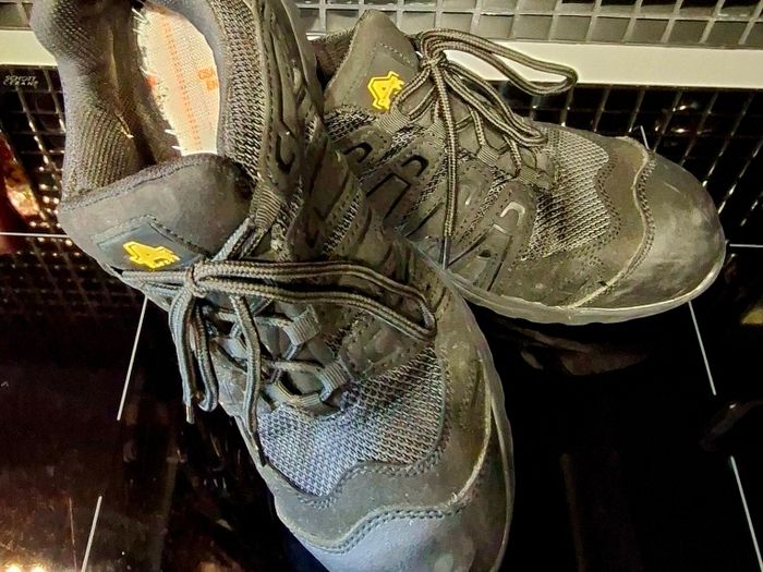 Safety boots