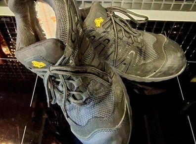 Safety boots