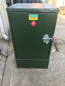 Handy oil dispenser