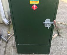 Handy oil dispenser