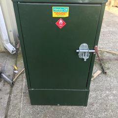 Handy oil dispenser