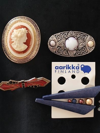 Fabulous Collection of 15 Brooches