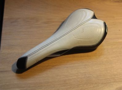 White SupremeBase Road Saddle 254g