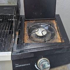 Gas bbq with side burner