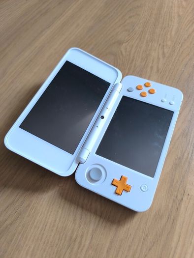 Nintendo 2DS XL Orange with 20 games