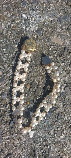 Vintage jewelry is sold individually for 5 to 10 euros