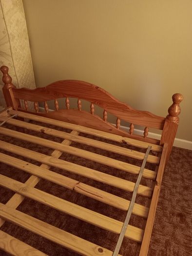 Pine bed frame 4ft 6inch in very good condition, can unassembled to transport