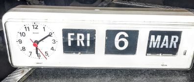 Perpetual clock with calendar