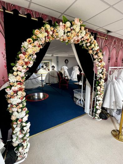 MUST GO! Vintage Style Throne, Chairs (big&small), Mirrors & Flower Arch - QUICK SALE!